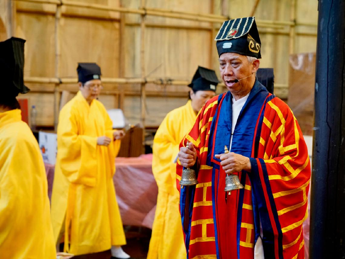 領隊帶團「整團都法師」，每住一間旅館都說「不乾淨」...晚上升壇作法、瑞士山上燒紙錢，結局超展開