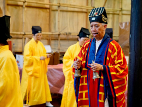 領隊帶團「整團都法師」，每住一間旅館都說「不乾淨」...晚上升壇作法、瑞士山上燒紙錢，結局超展開
