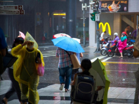 快開學了有颱風要來？專家：下週多個熱帶擾動生成…中颱「珊珊」追著日本跑大迴轉撲台？氣象署這麼說