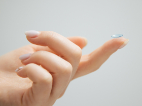 愛爾康「3款隱型眼鏡」大規模回收，型號曝光！配戴恐刺痛、視力模糊…出包批號、名稱一表完整看