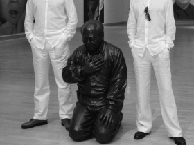 中國藝術家曾創「毛澤東下跪雕像」，返美前被捕「罪名是它」！友曾要他別再回去…律師探望：情況不樂觀