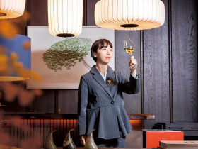 撿空瓶試喝拚專業，重訓、吃高蛋白練肌力...自認曾像不被看好的酒，台灣首位米其林女侍酒師心路