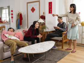 住家裡真的沒有比較省！為什麼我寧願花錢搬出去住？付了幾年「情緒房租」後領悟：家人間更需要距離美