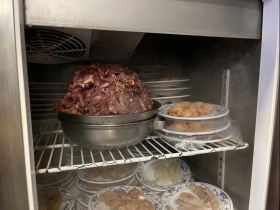 行天宮旁自助火鍋店冷藏櫃「整排蛆蠕動」…客人反映店家未正面回應！衛生局稽查列「7大缺失」