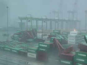 有影／17級怪風肆虐！高雄港4噸貨櫃被吹飛、飯店員工肉身擋門，屋頂噴飛…風力會再更強？氣象署解答