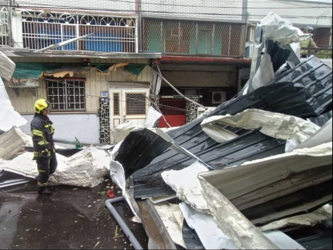 明天11/1會放假嗎？強颱康芮帶來「龍捲風」強襲！車倒屋散像被炸…最猛烈時刻還沒到，氣象署最新說法- 今周刊