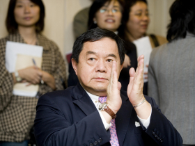 繼陽明交大，徐旭東再獲頒淡江名譽博士！致詞談電價調漲「沒人喜歡，但得跟世界走」：趨勢就是如此