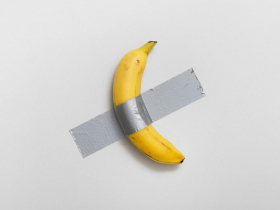 這根香蕉你吃得下去嗎？豪撒2億得標「用膠帶黏牆上的香蕉」藝術品　富豪身分曝光：我要吃掉致敬