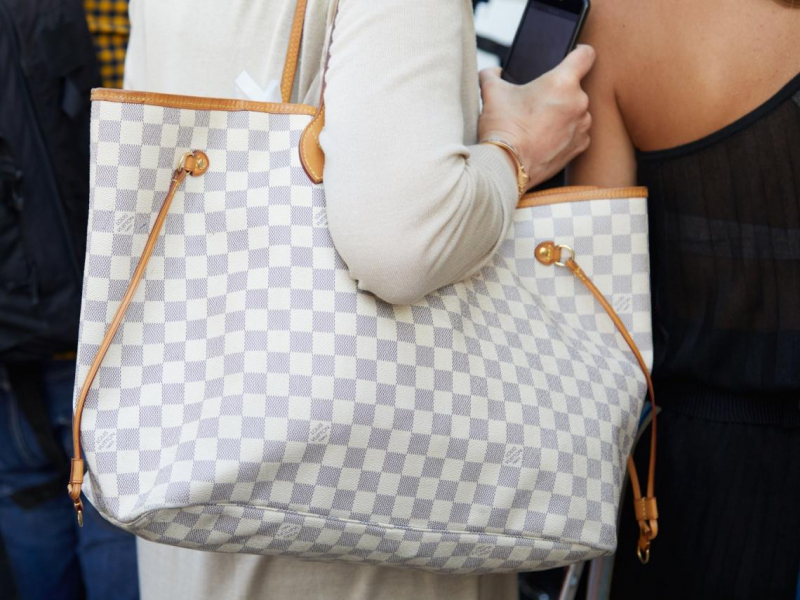 月光族翻身47歲擁4間房！月薪3萬卻狂買名牌包，她買房強迫儲蓄：LV無法抵醫藥費，把鈔票變磚頭更踏實