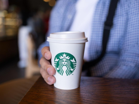 不買名牌、帶便當「很快變有錢」？錯！她27歲存3千萬揭「省錢最高境界」：每天喝星巴克也能致富