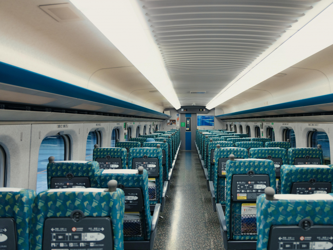 高鐵自由座能佔位？單人搭車「上廁所＝放棄座位」能放東西嗎？旅客批沒人權…公司急解釋入座標準