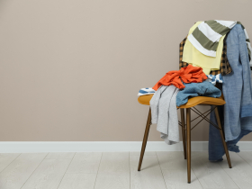 你家夠乾淨到可以隨時見人？別再往椅子堆掛衣服！6種讓家中保持清爽的好習慣：住10年也不顯亂