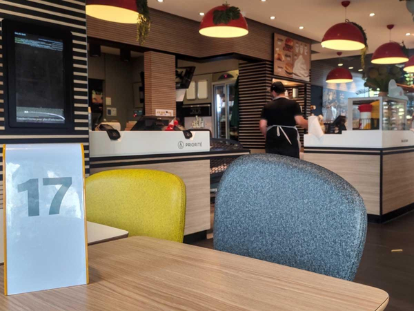 After eating McDonald’s and shouting “It’s great that women don’t have rights”, a student from Jianzhong High School started a fire and inspired all the star boys’ schools in Taiwan! Four threatening letters in 2 days scare Jianzhong into calling police – Today’s Weekly