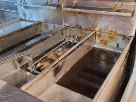 肯德基這款脆雞竟混充「乾燥劑」，一口咬下就吃到！業者坦承沒照SOP「一舉動」出包，他急問後遺症…