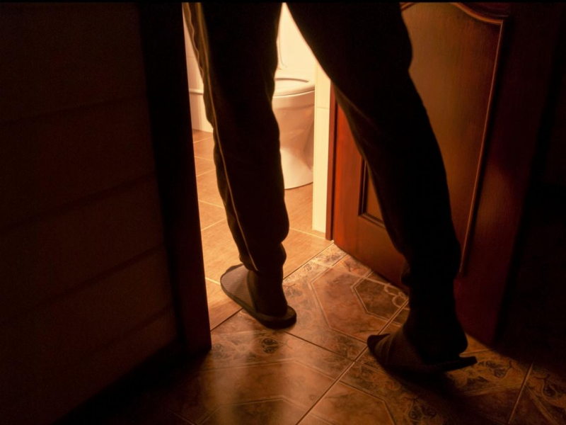 睡到一半起床尿尿幾次算不正常？腎臟科醫師：簡單2動作，堅持2個月，大幅改善夜間頻尿、血糖血壓也降低