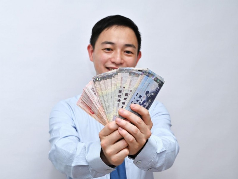 金融股vs.高股息ETF，年終獎金買什麼？兆豐金、第一金、0056、00878、00919...達人首選這3檔「配息多又穩」