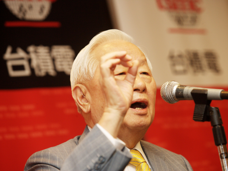 張忠謀自傳掀熱潮，台積電前主管狠打臉，「沒被罵過，怎可能學會管理？」書裡最大亮點其實是這個