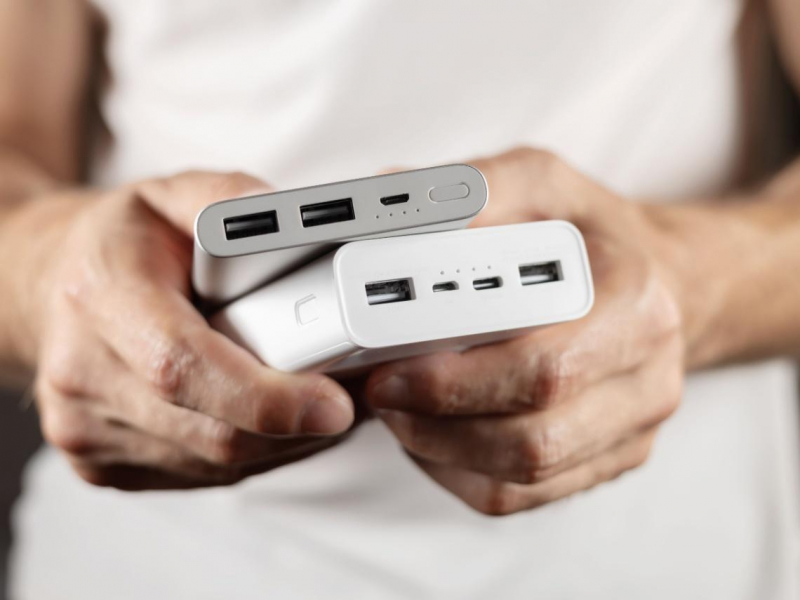 在飛機上不能用行動電源？就算手提也有容量限制，中華長榮星宇虎航...一張表看8家航空公司規定