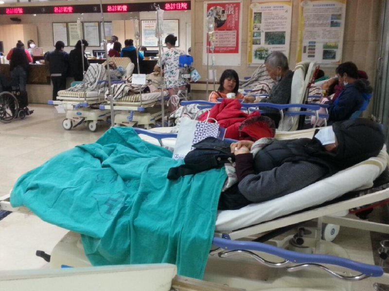 諾羅病毒大爆發！除了嘔吐腹瀉還有哪些症狀、多久會好...一文分辨病毒型腸胃炎：諾羅和輪狀最大差別