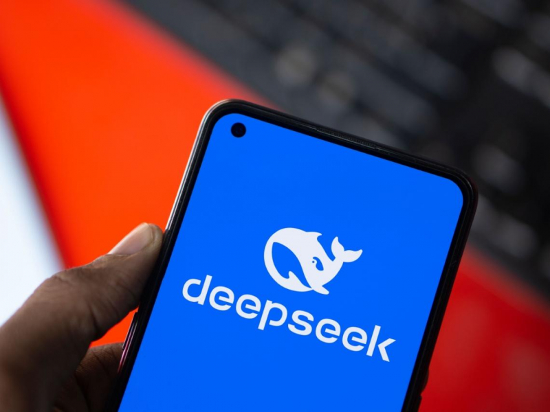 AI界的「偷襲珍珠港」！DeepSeek是什麼？40歲創辦人梁文鋒為何讓輝達、台積電ADR股價重挫，矽谷大佬害怕？