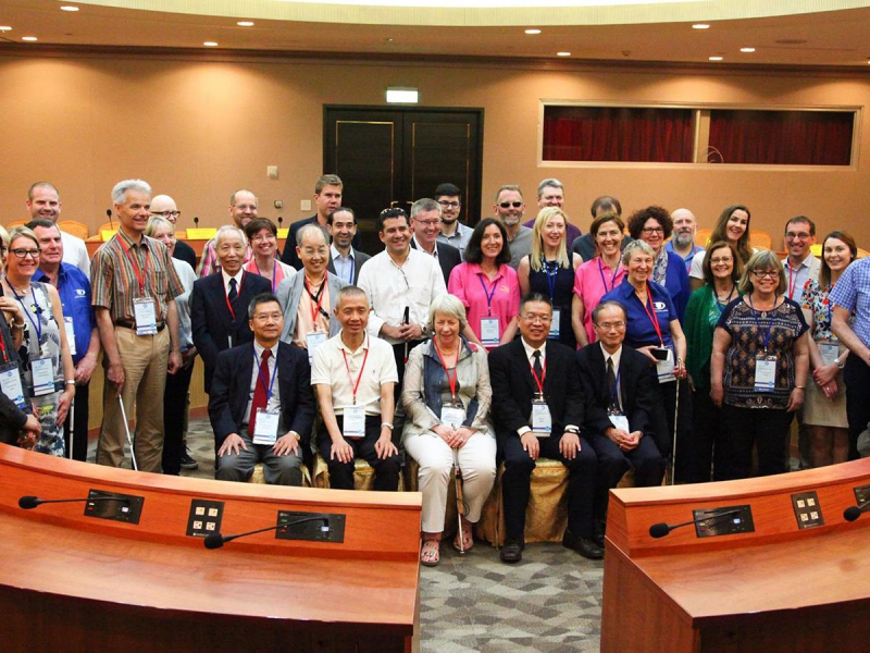 成功讓台灣加入國際組織，眼睛全盲還能身兼三職，「墨人教授」是如何從重度憂鬱回到自信人生？