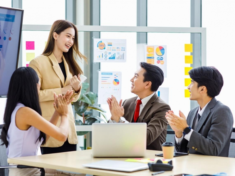 開會時突然被老闆問有什麼想法，腦袋一片空白？千萬不要嗯嗯啊啊「第一句話這樣說」2話術HOLD全場