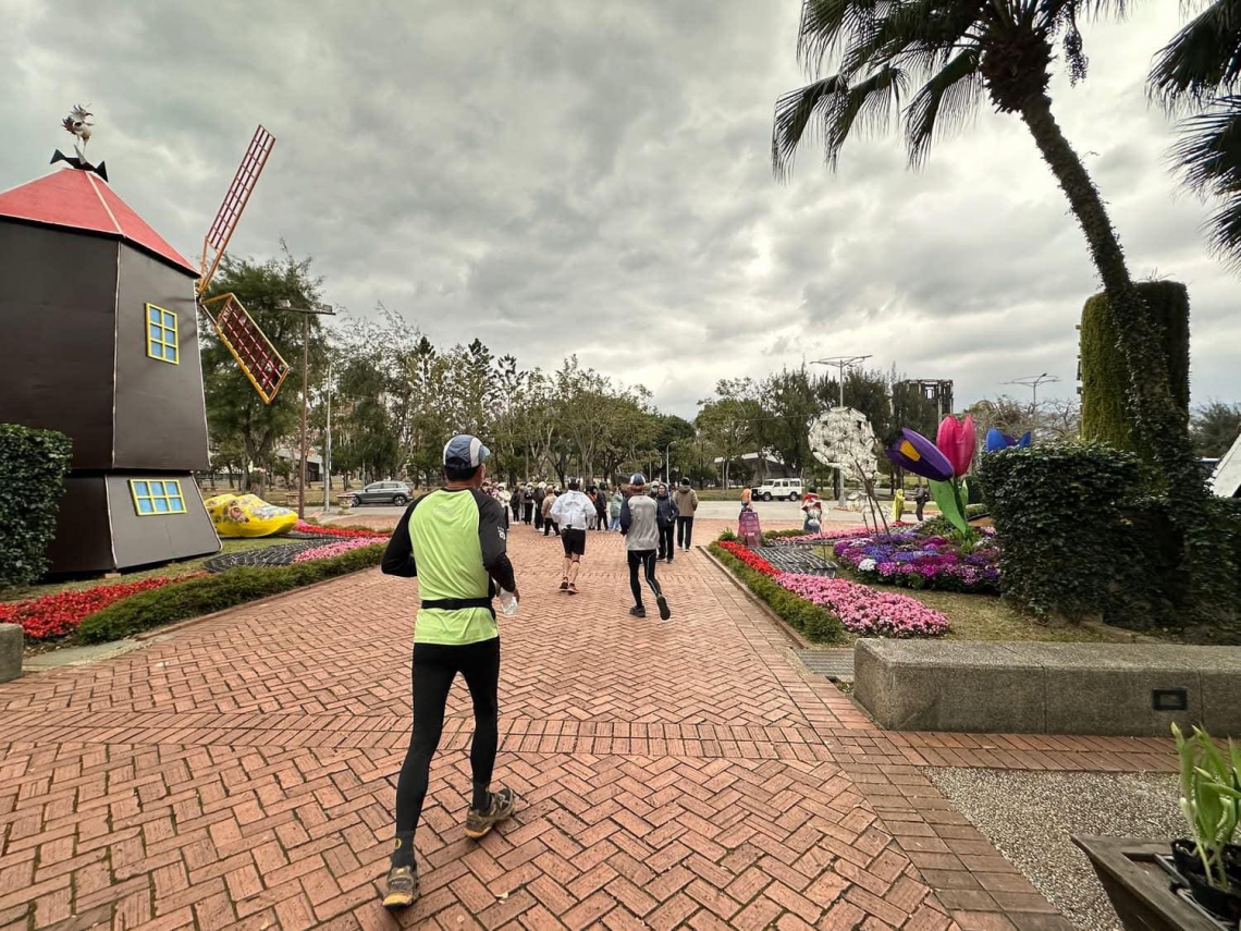 寒流來只有5度「82歲鷄屎」脫了！士林大地主一身清涼引路人注目　謝金河：老皮不透風
