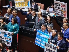 癱瘓政府當兒戲