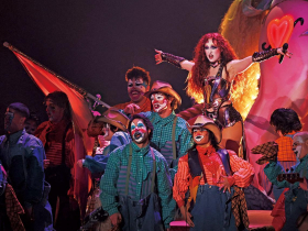 Z世代酷兒公主  唱出真實自我 葛萊美獎怪物新人  變裝查普爾烈焰蝶舞