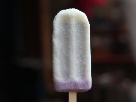 名店芋頭冰棒竟包整隻大蟑螂！情侶以為是核桃，一口吃下已咬斷1條腿…出包代理商、超商急發聲