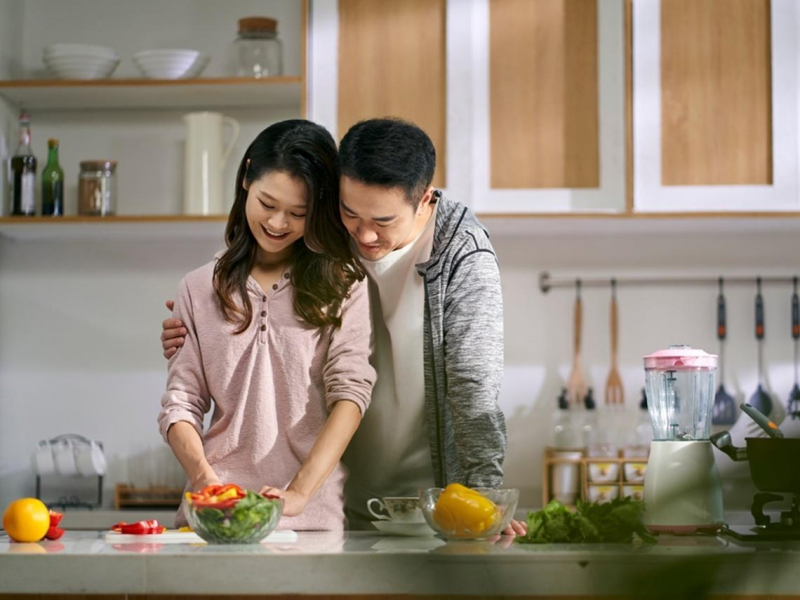 老公把弟妹接回家住「24坪擠5人」，她卻堅持切水果、餐具也要儀式感：把日子過得精緻，才是有本事