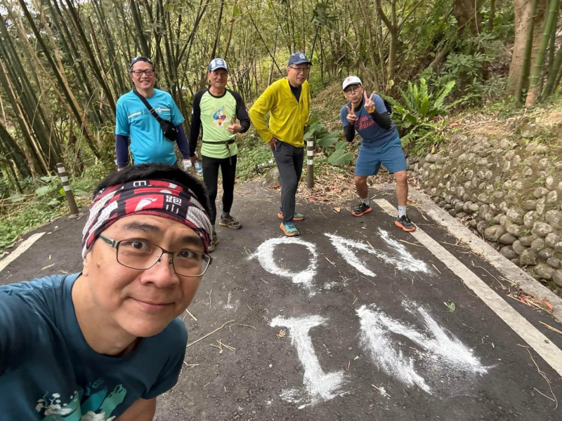 陽明山氣溫驟降...謝金河：穿長褲卡卡我跑不起來　反觀雞屎、竹子打赤膊跑出「野味的路」