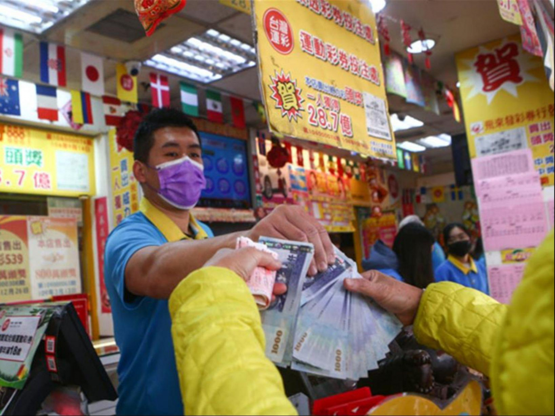 威力彩20億他獨得，還有兩注貳獎585萬同彩券行開出！內行人揭頭獎致富玩法：怎麼包牌能通殺？ - 今周刊