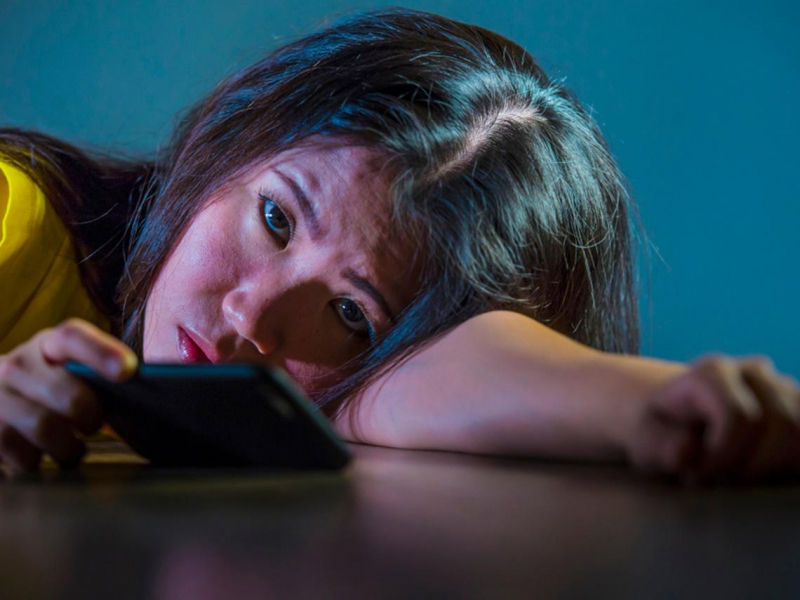 14歲少女為IG「以死相逼」、6歲娃iPad成癮...失控的焦慮世代：手機餵養的孩子，如何面對心理疾病的瘟疫