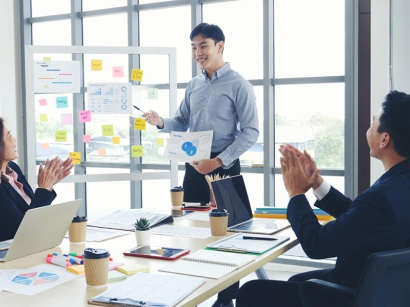 上台簡報會緊張怎麼辦？跟《哆啦A夢》《灰姑娘》學說話...3個簡單技巧營造氣勢，一開口就讓全場聽你說