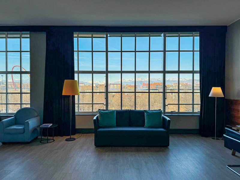 百年車廠裡的現代旅館