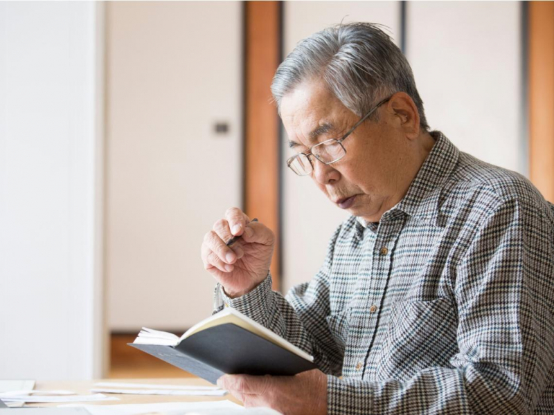 腳踏實地在大公司往上爬「不會變有錢」！經濟評論家父親癌末忠告：「上一輩的工作觀」別照做，划不來