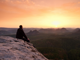 存股助理第608期︱總編蝌蚪組合更新—居高思危下的匍匐前進︱股池更新