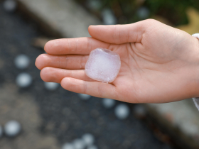 雙北深夜突降大冰雹「窗戶啪啪響、閃電如白晝」！天有異象？真相是它…再來冷氣團：低溫又探10度