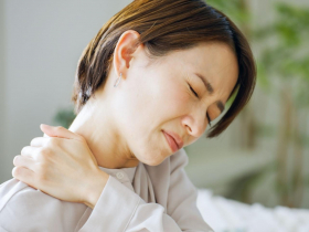 50歲婦做家事肩痛難忍，誤以為五十肩，結果是鈣化性肌腱炎！自行服藥恐錯失黃金治療時機