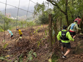 是墓園也是垃圾焚化爐！翻了一座山，打赤膊的「雞屎」竟穿衣服了，謝金河：福德坑也許會有一番新變化