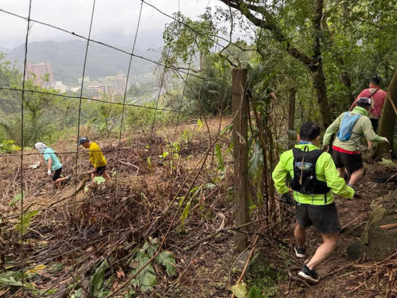 是墓園也是垃圾焚化爐！翻了一座山，打赤膊的「雞屎」竟穿衣服了，謝金河：福德坑也許會有一番新變化
