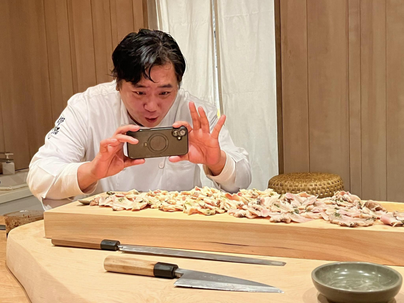 透光的烏魚子「烤出一個故事」...台灣人越來越愛吃日本料理　老謝最愛「它」：因為你不知道會吃什麼