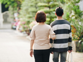兒搬離家獨立，媽卻電話轟炸還搞突襲…丁菱娟4提點給爸媽：放下控制慾「留點距離，讓心更近」