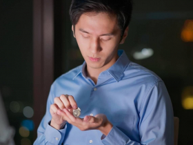 從佛具店少爺到扛債少年！打3份工卻存不了錢、三度破產慘賠千萬領悟：沒搞懂「錢的這事」，拚命把錢往外推