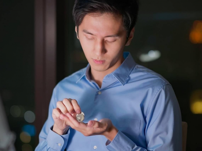 從佛具店少爺到扛債少年！打3份工卻存不了錢、三度破產慘賠千萬領悟：沒搞懂「錢的這事」，拚命把錢往外推