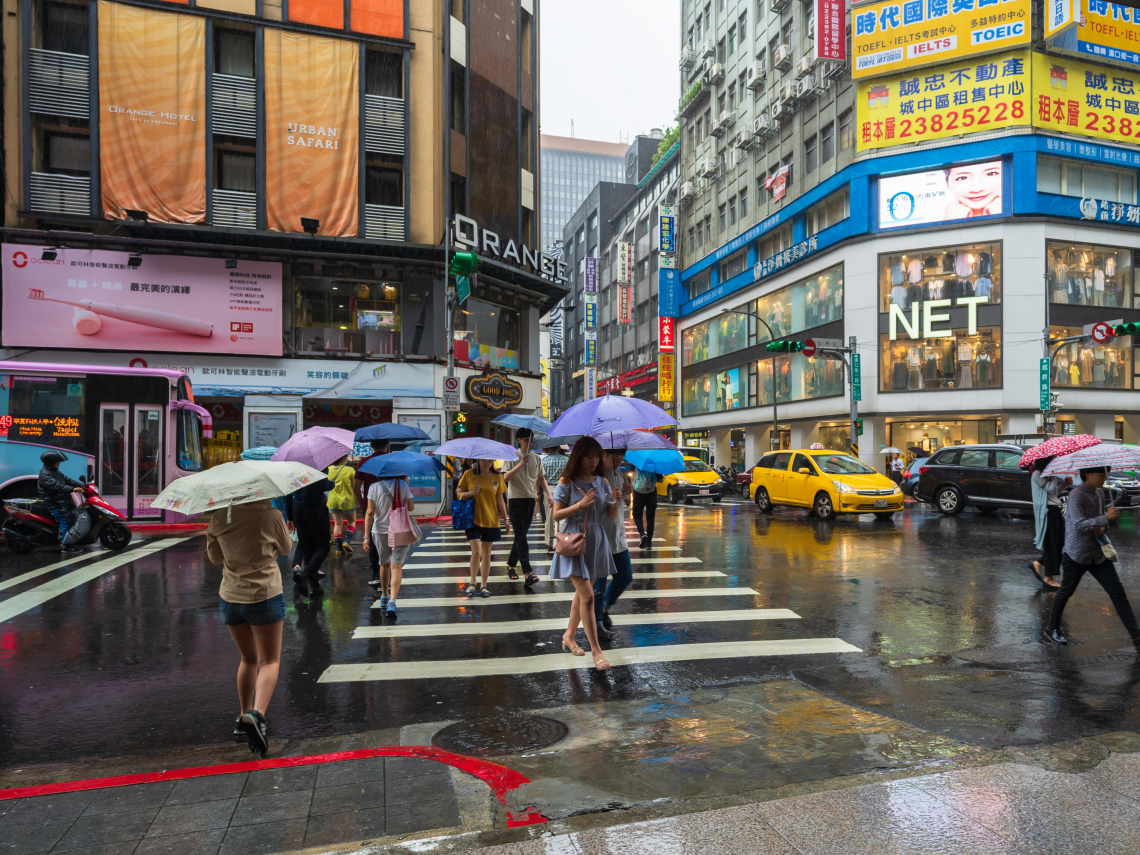 一周天氣／豪雨特報「9縣市」暴雨開炸！這幾區列一級淹水警戒…劇烈變天何時和緩？暖如夏又要來？