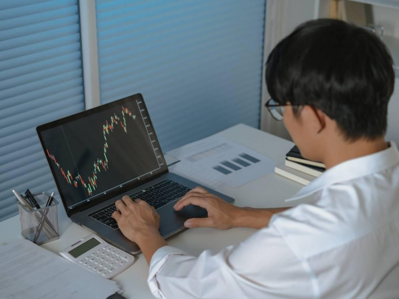 父親輸光畢生積蓄，他做過廚師、水電工...到有錢人家刷馬桶領悟致富秘密：睡覺都夢到K棒，10年資產翻15倍