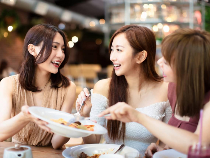聚餐怎麼分帳最公平？聽到均分帳單，朋友就點高檔生蠔、龍蝦，平分帳單反而花更多錢，為何我們還要這樣做？