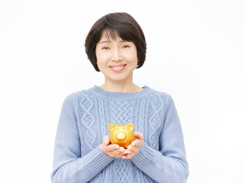 每月1萬滾出千萬退休金！她35歲才投資「暴力擠錢術」，54歲資產翻4倍：「有剩的錢再買股」是大忌